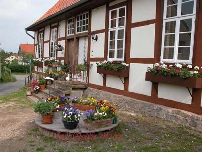 Auch auf dem Brunnendeckel ist noch Platz