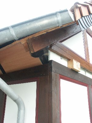 Styropordämmung, aufgeschraubtes Bretterfachwerk, beschichtete Spanplatten mit Holzoptik ...