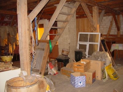 Dachboden mit Treppe zum Giebel