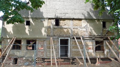 vor dem haus befand sich eine terrasse mit betonplatten aus ddr zeiten... darum der höhenunterschied.
