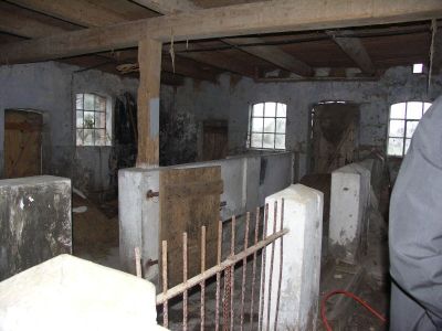 Das Eisengitter werden wir aufbewahren und später als Raumteiler wieder mit einfügen.<br />Der Heuboden (die Decke) muß ebenfalls neu gemacht werden.