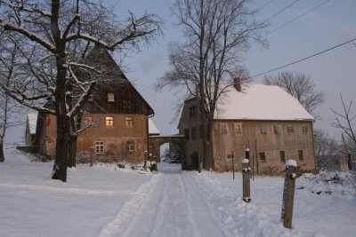 Sicht von der Straßenseite aus. Links das Wohnstallhaus und rechts das Auszugshaus.