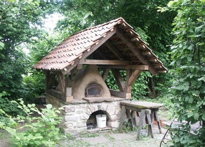 ... keine Bange, der Schornstein wird vor dem nächsten Backtag noch über's Dach geführt :)