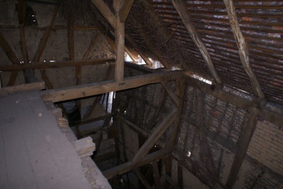 So ist der Blick vom Dachgeschoss in den offenen hinteren Stall